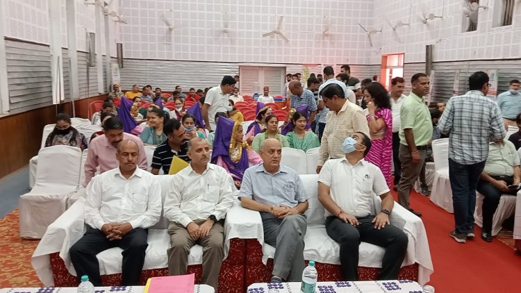 बचत भवन में आयोजित बिजली महोत्सव कार्यक्रम का शुभारंभ विधायक नरेंद्र ठाकुर ने दीप प्रज्वलित कर किया