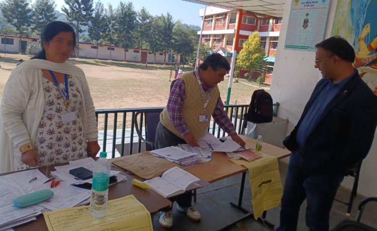 एसडीएम ने किया मतदान केंद्रों का औचक निरीक्षण