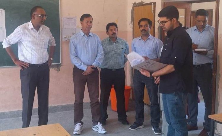 डीसी अमरजीत सिंह ने सुजानपुर में मतगणना केंद्र और स्ट्रांग रूम का निरीक्षण किया