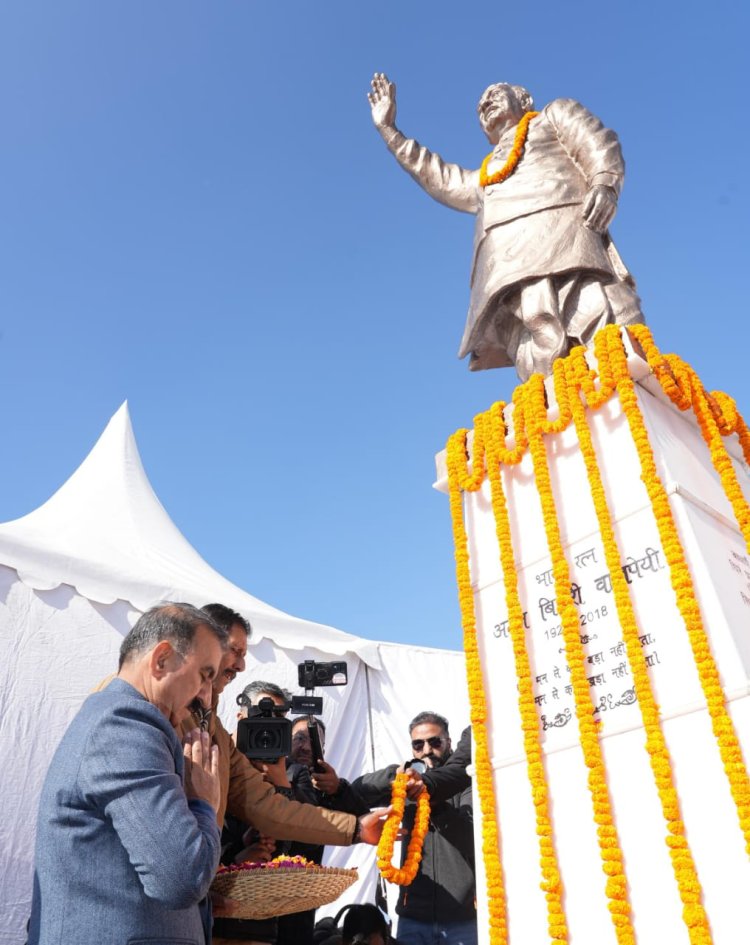 मुख्यमंत्री ने अटल बिहारी वाजपेयी की 100वीं जयंती पर उन्हें पुष्पांजलि अर्पित की