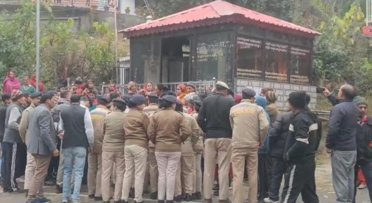 अतिक्रमण की जद में आया वर्षों पुराना मंदिर हटाया, प्रशासन और पुलिस की मौजूदगी में हुई कार्रवाई