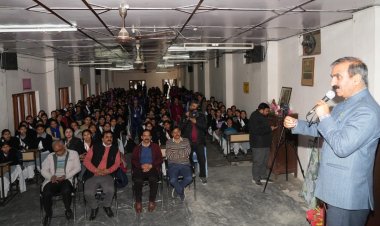 मुख्यमंत्री ने कन्या स्कूल धर्मशाला की सभी बच्चियों को 1000-1000 रुपये देने की घोषणा की