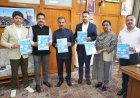 बी.एस. मेहता ने मुख्यमंत्री को पुस्तकें भेंट कीं