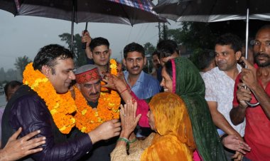 झमाझम बारिश में न मुख्यमंत्री रुके न जनता