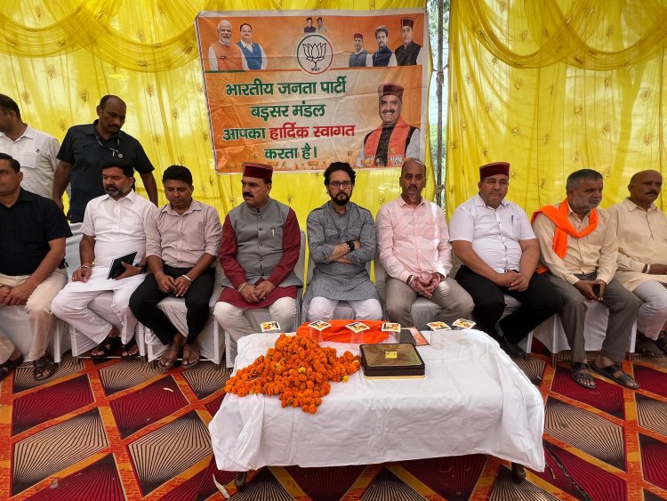 "अनुराग ठाकुर ने बड़सर में जनसुनवाई के दौरान दिखाई कार्यवाही की तेजी: मौके पर दिए समाधान के निर्देश"