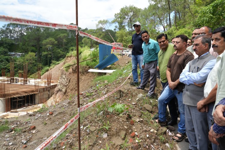 मुख्यमंत्री ने हमीरपुर बस अड्डे का औचक निरीक्षण किया