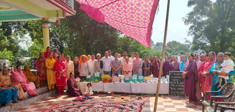 पौष्टिक व्यंजनों की प्रदर्शनी लगाकर बताया पोषण का महत्व