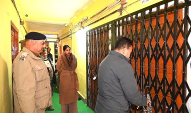 उपायुक्त ने किया ईवीएम एवं वीवीपैट भंडारण कक्ष का निरीक्षण