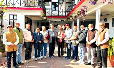 हिम आंचल पेंशनर्स संघ के पदाधिकारियों ने प्रो. प्रेम कुमार धूमल से की शिष्टाचार भेंट