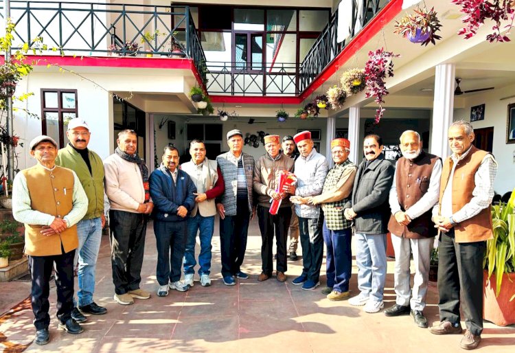 हिम आंचल पेंशनर्स संघ के पदाधिकारियों ने प्रो. प्रेम कुमार धूमल से की शिष्टाचार भेंट