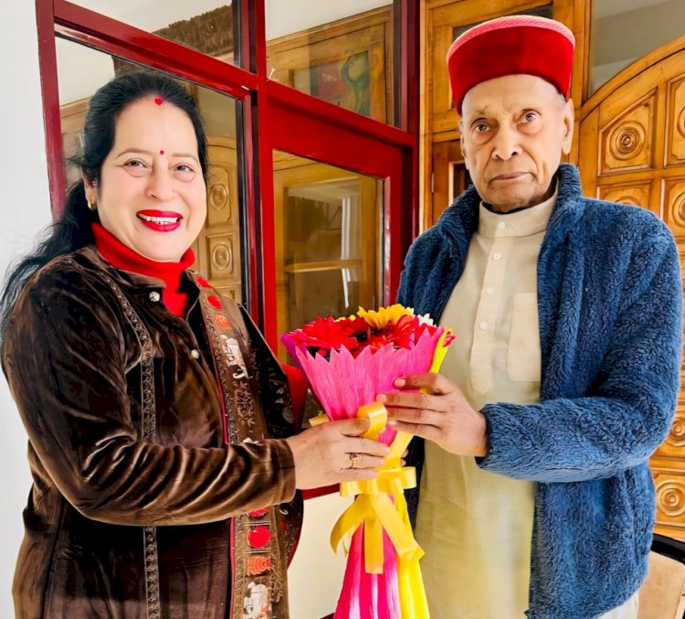 प्रो. प्रेम कुमार धूमल से वीना कपिल ने की शिष्टाचार भेंट, लिया आशीर्वाद