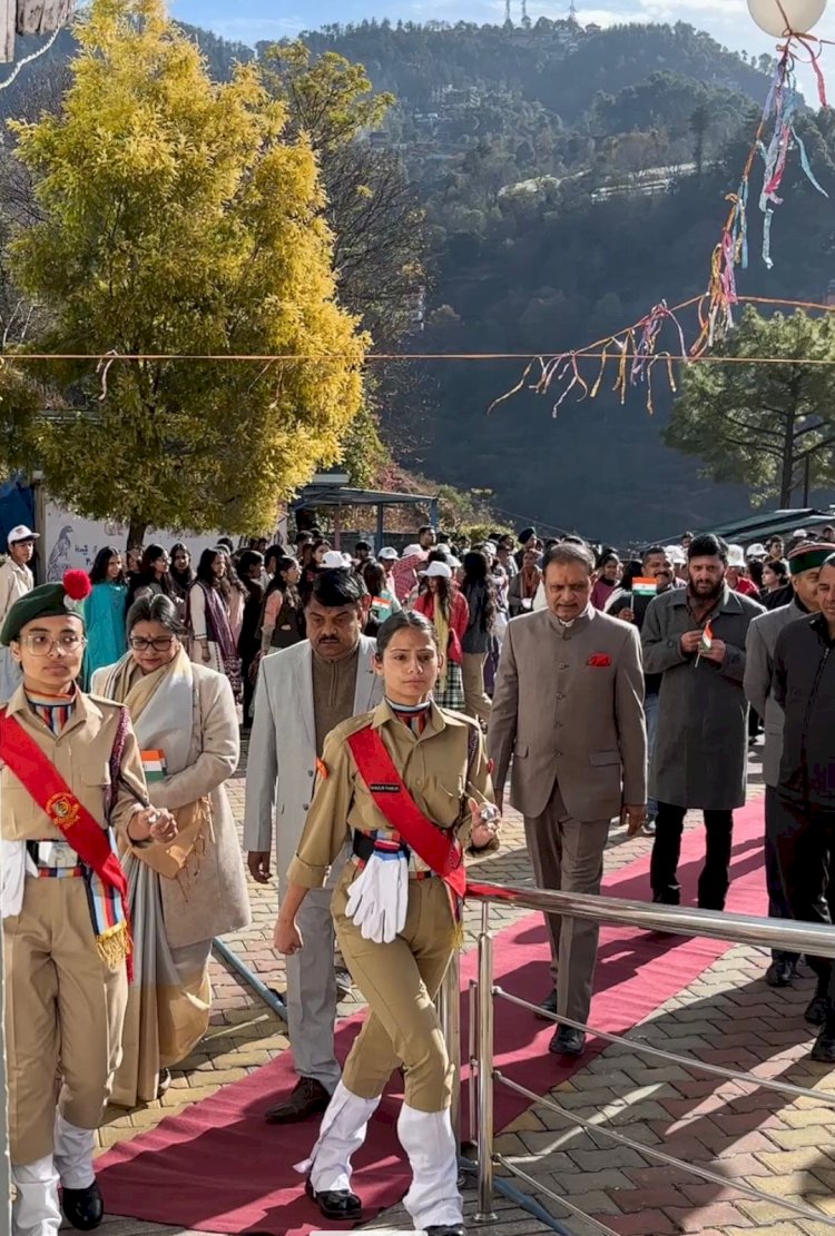 एपीजी शिमला विश्वविद्यालय ने 77वाँ गणतंत्र दिवस देशभक्ति के उत्साह के साथ मनाया