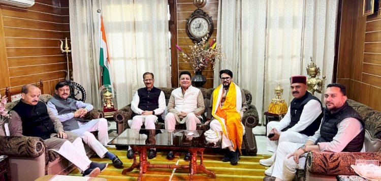 प्रदेश भर से नेता पहुंचे, प्रोफेसर धूमल को जन्मदिन पर दी बधाई