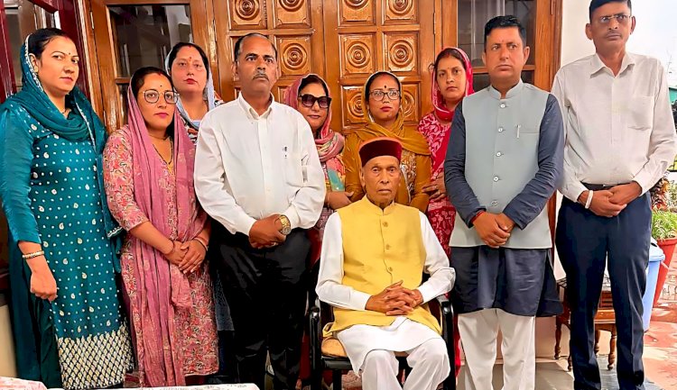 दाड़ी और बीड़ बगेहड़ा पंचायतों की नई चुनी गई टीमों ने प्रो. प्रेम कुमार धूमल से लिया आशीर्वाद; जनविश्वास को विकास के संकल्प में बदलने का आह्वान