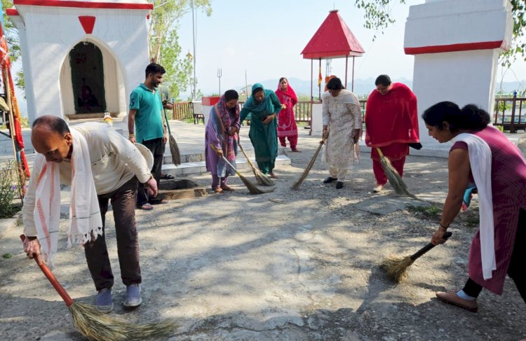 गगनेहड़ी शिव मंदिर में जिला भाजपा हमीरपुर एवं समीरपुर मंडल ने किया योगाभ्यास