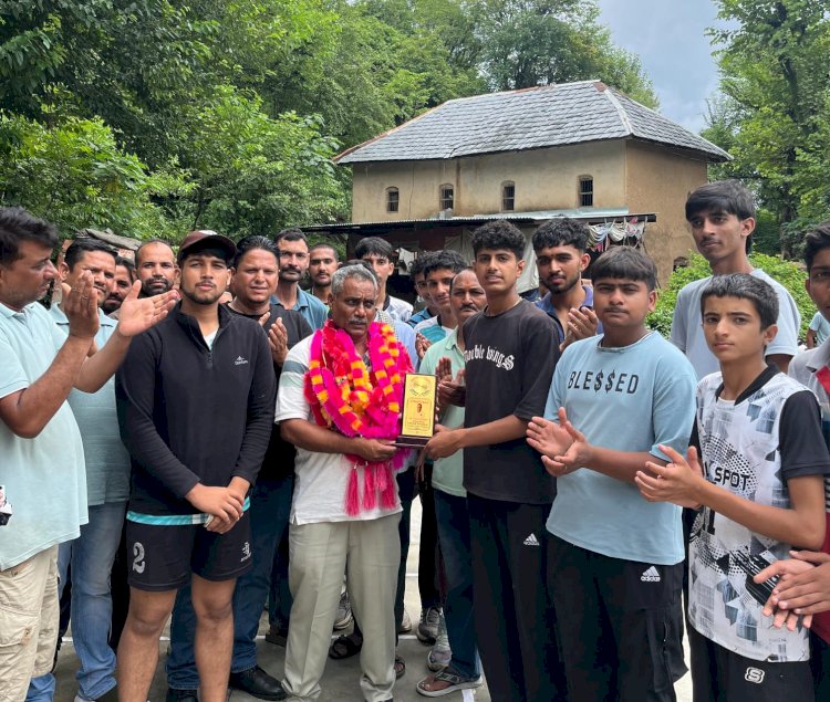 भ्याड में आयोजित वॉलीबॉल टूर्नामेंट में मुख्य अतिथि बने नरेश कुमार दर्जी, आयोजन समिति को ₹11 हजार की सहयोग राशि भेंट