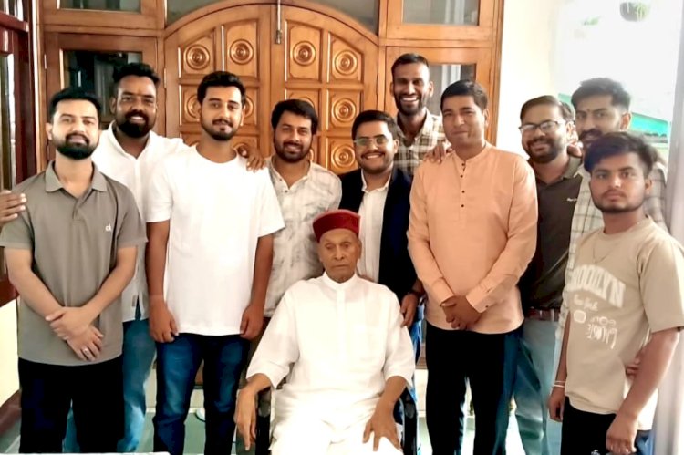 युवा शक्ति को प्रो. प्रेम कुमार धूमल का मार्गदर्शन, नादौन के भाजयुमो प्रतिनिधिमंडल ने समीरपुर में की शिष्टाचार भेंट
