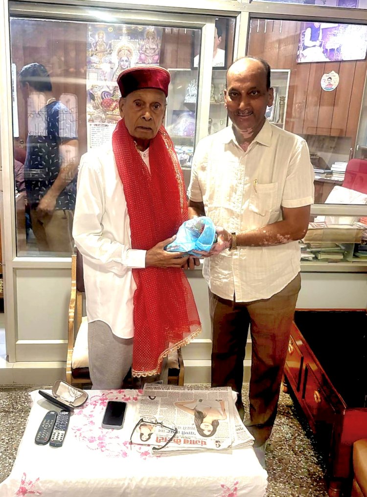 गुरु पूर्णिमा पर प्रो. प्रेम कुमार धूमल का आशीर्वाद लेकर राकेश ठाकुर ने व्यक्त किया सम्मान और कृतज्ञता