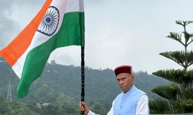 समीरपुर में पूर्व मुख्यमंत्री प्रो. प्रेम कुमार धूमल ने फहराया तिरंगा