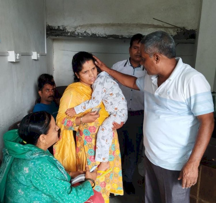 बिना कहे समझी जरूरत, नरेश कुमार दर्जी ने कल्पना देवी को ₹5 हजार की आर्थिक सहायता देकर बढ़ाया हौसला