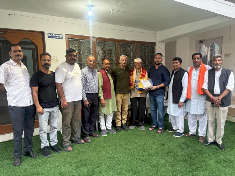 शिक्षक दिवस पर विधायक आशीष शर्मा ने शिक्षकों को घर-घर जाकर किया सम्मानित