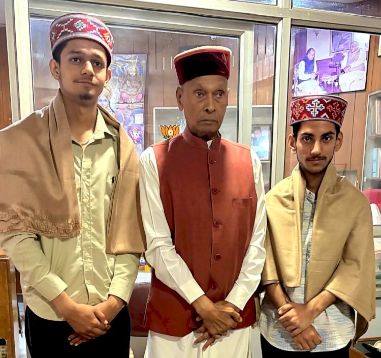 प्रोफेसर प्रेम कुमार धूमल ने रुद्र एज प्रोजेक्ट के लिए ₹3.5 करोड़ की रक्षा मंत्रालय ग्रांट पाने वाले छात्रों सर्वेश शर्मा व पीयूष शर्मा को किया सम्मानित