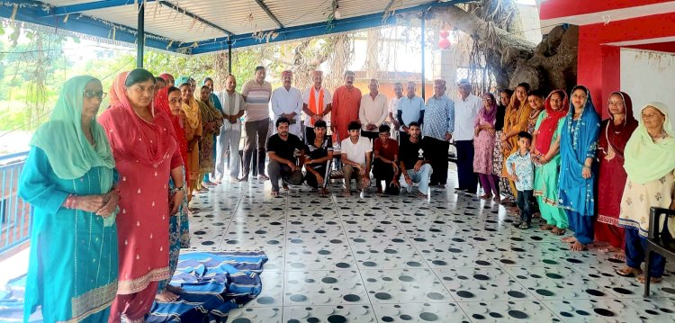 भाजपा जिला पदाधिकारियों व जिला परिषद सदस्यों ने ग्वारड़ू पंचायत में सुनी प्रधानमंत्री के मन की बात
