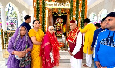 माता अवाहदेवी मंदिर में पूर्व मुख्यमंत्री प्रो. प्रेम कुमार धूमल ने नवाया शीश, जनकल्याण और सुख-समृद्धि की कामना की