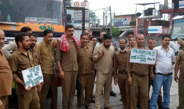 हमीरपुर में ग्रेड पे में सुधार  को लेकर एचआरटीसी कंडक्टर यूनियन ने  बस स्टैंड में  गेट मीटिंग की व जमकर नारेबाजी की ।