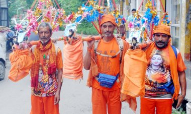 नादौन उपमंडल की मनसाई पंचायत के कावंड़िये सावन माह के दौरान 15 दिन की कावंड यात्रा से धनेटा बाजार पहुंचते हुए