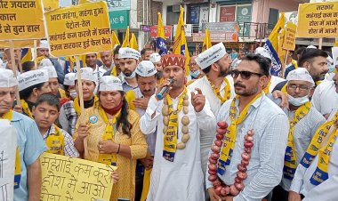 आम आदमी पार्टी कार्यकर्ताओं का महंगाई के विरोध में प्रदर्शन, उपायुक्त हमीरपुर को सौंपा ज्ञापन।