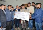 सहकारी सभाओं के कर्मचारियों ने मुख्यमंत्री को सौंपा 1,01,101 रुपये का चेक