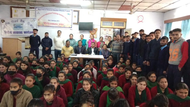 आईटीआई हमीरपुर और डिडवीं टिक्कर स्कूल में आयोजित किए जागरुकता कार्यक्रम