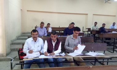 राजकीय वरिष्ठ माध्यमिक पाठशाल बाल हमीरपुर में उत्तर पुस्तिकाओं के मूल्यांकन का कार्य शुरू