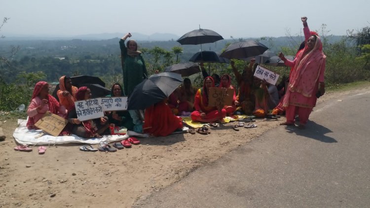 बतलाऊ गांव की महिलाओं ने ठेके खोलने को लेकर किया जमकर विरोध