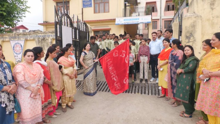 अभियान का शुभारंभ बाल स्कूल की प्रधानाचार्य नीना ठाकुर ने हरी झंडी दिखाकर किया रवाना
