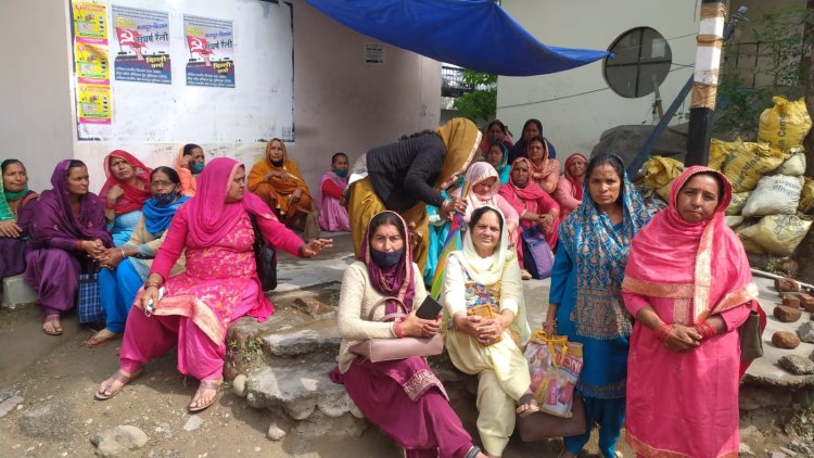 बतलाऊ गांव की महिलाओं का एक प्रतिनिधिमंडल शराब के ठेके के विरोध में एडीसी हमीरपुर से मिला,