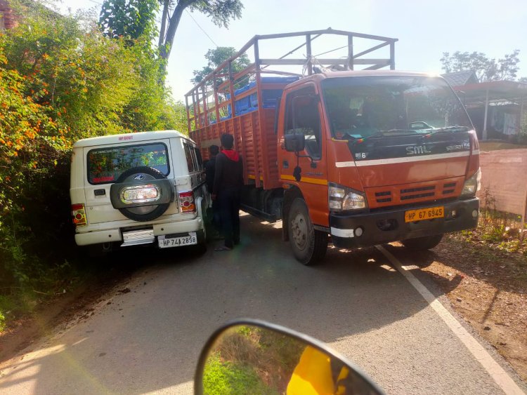 कथेड़ा में टेंपो और बोलेरो जीप की टक्कर