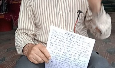 गांधी चौक हमीरपुर में अपनी समस्या को लेकर एक दिन की संकेतिक हड़ताल पर बैठा बुजुर्ग।