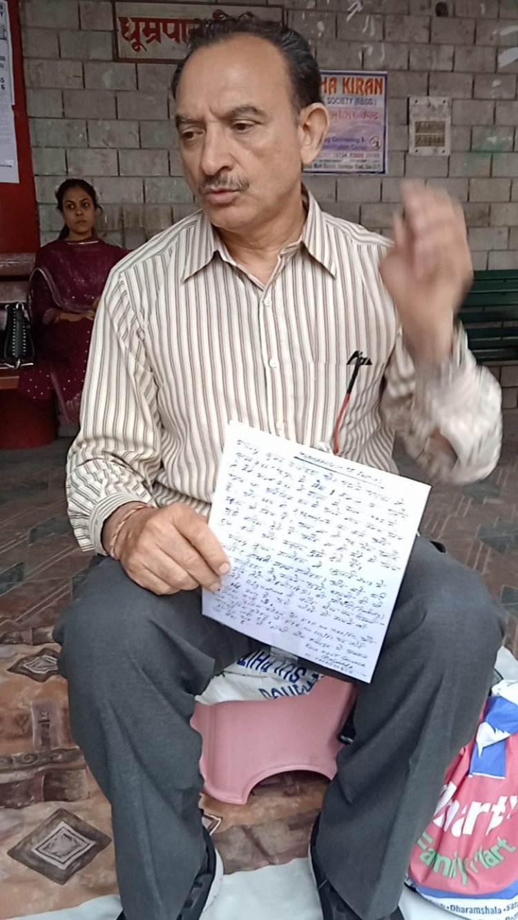 गांधी चौक हमीरपुर में अपनी समस्या को लेकर एक दिन की संकेतिक हड़ताल पर बैठा बुजुर्ग।