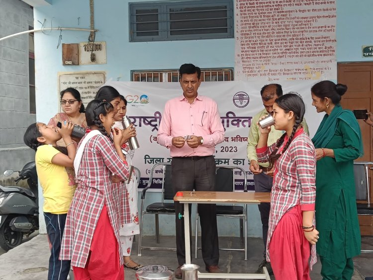 राष्ट्रीय कृमि दिवस पर कन्या विद्यालय हमीरपुर से हुई शुरुआत, स्कूली छात्रों को खिलाई गई एल्बेंडाजोल