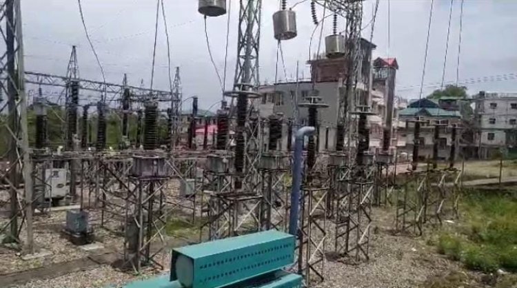 हमीरपुर में बिजली गुल, विद्युत बोर्ड के अधिकारी एक-दूसरे पर लगा रहे आरोप