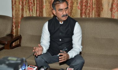 मुख्यमंत्री ने सोमवार सुबह चार बजे तक राहत एवं बचाव कार्य का जायजा लिया  नदी-नालों के निकट न जाने की अपील की