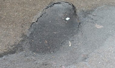 लगातार हुई भारी बारिश से हमीरपुर शहर की सडक़ों के बीच पड़े गड्ढे