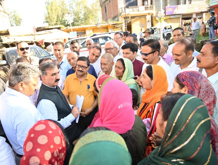 मुख्यमंत्री ने हमीरपुर के भोरंज में भारी बारिश प्रभावित गांवों का दौरा किया