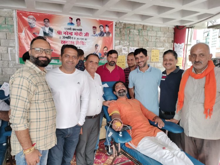 हमीरपुर के गांधी चौक पर सेवा पखवाड़ा आयोजन के दूसरे दिन हुआ रक्तदान शिविर का आयोजन- देशराज शर्मा