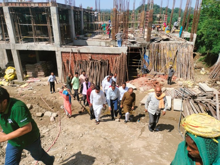 हमीरपुर भारतीय जनता पार्टी कार्यालय निर्माण का पूर्ण निरीक्षण करने पहुंचे सतपाल सती