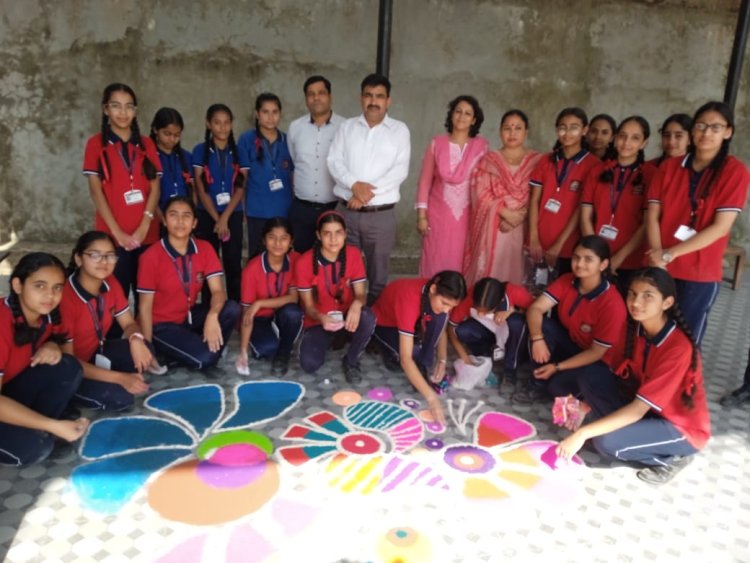 केंद्रीय विद्यालय हमीरपुर में रंगों से सजी रंगोलियाँ
