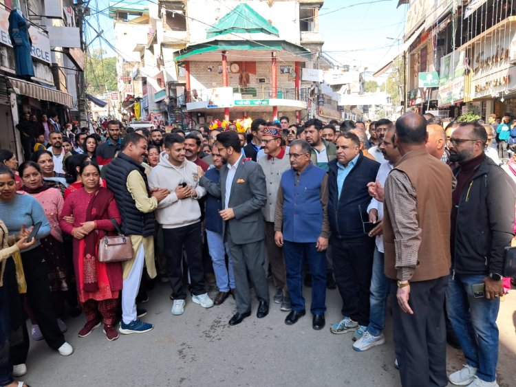 हमीरपुर बाजार में केन्द्रीय मंत्री अनुराग ठाकुर ने पैदल मार्च करके दी दीवाली की बधाई