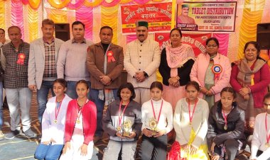 इंद्र दत्त लखनपाल ने बड़सर में मेधावी विद्यार्थियों को बांटे टैब